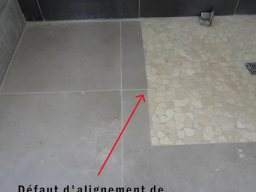 defaut d_alignement de carrelage sur une pose de douche a l_italienne